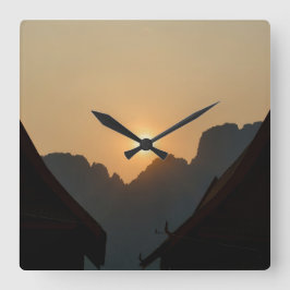 Relógio Quadrado Golden light on the peaks: sunset in Vang Vieng