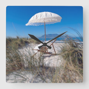 Relógio Quadrado Guarda-chuva e cadeira na praia