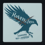 Relógio Quadrado Harry Potter| Tipografia da silhueta RAVENCLAW™<br><div class="desc">Veja esta silhueta Ravenclaw com o nome "Ravenclaw" escrito em suas asas. Três traços da casa de Ravenclaw estão escritos abaixo: Aprendendo,  Sábio e Sabedoria.</div>