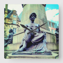 Relógio Quadrado Homem meio vestido