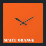 Relógio Quadrado Laranja espacial<br><div class="desc">Mostre suas cores com orgulho!  Já sonhou em ser astronauta? Então isso deve fazer você se sentir em contato com o seu sonho para essa sombra de laranja internacional é a cor dos naipes de astronauta.</div>