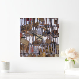 Relógio Quadrado Locks de amor e Torre Eiffel. Paris. França.