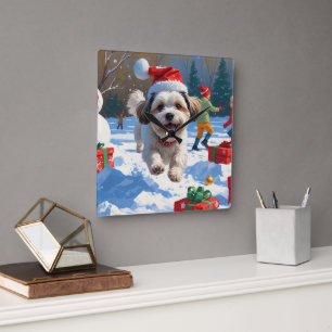 Relógio Quadrado Malti Tzu Correndo na Neve com Chapéu de Natal