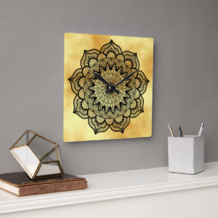 Relógio Quadrado Mandala Preto em Fundo Dourado Suave