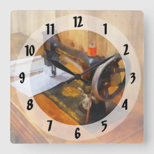 Relógio Quadrado Máquina de Costura com Linha Laranja