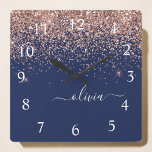Relógio Quadrado Marinho Azul Rosa Dourado Blush Cor-de-rosa brilha<br><div class="desc">Rosa Dourado - Relógio de Nome do Monograma do Script Glitter Brilhante Azul e Cor Azul-Blush. Isto faz o doce e perfeito aniversário de 16 anos,  casamento,  chá de panela,  aniversário,  chá de fraldas ou festa de solteira presente para alguém que ama luxo de luxo e estilos quíticos.</div>