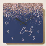 Relógio Quadrado Marinho Azul Rosa Dourado Blush Cor-de-rosa brilha<br><div class="desc">Marinho Azul e Rosa Dourado - Relógio de Nome do Monograma do Script Glitter Glitter Brilhante Cor-de-Rosa Esbranquiçada. Isto faz o doce e perfeito aniversário de 16 anos, casamento, chá de panela, aniversário, chá de fraldas ou festa de solteira presente para alguém que ama luxo de luxo e estilos quíticos....</div>