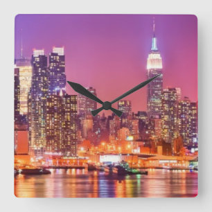 Relógio Quadrado Midtown Manhattan na noite com império Stae