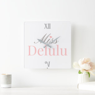 Relógio Quadrado Miss Delulu – Decoração de Casa Rosa e Cinza