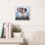 Relógio Quadrado Modern Chic Wedding Love conquista todas as fotos<br><div class="desc">Travesseiro decorativo de fotos em chic com caligrafia de script e leitura moderna de tipografia:" O amor conquista tudo 'ao lado de seus nomes personalizados. Personalize com sua foto favorita,  nomes e data de casamento. presente de excelente para Dia de os namorados,  recém-casados ou aniversário.</div>