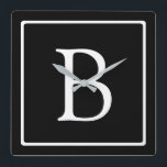 Relógio Quadrado Monograma clássico simples | Preto com texto branc<br><div class="desc">Mínimo e elegante.</div>