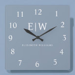 Relógio Quadrado Monograma Moderno Minimalista Dusty Blue Elegante<br><div class="desc">Apresentando nossa Coleção Elegante de Monograma Moderno Minimalista e Dusty: Eleve seu estilo com sofisticação e charme de eterno subestimados. Nossa coleção apresenta designs minimalistas em uma matiz azul suja, aperfeiçoada com monogramas elegantes adaptados ao seu gosto pessoal. De papelaria refinada a acessórios versáteis, cada peça da nossa coleção é...</div>