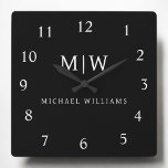 Relógio Quadrado Monograma Moderno Minimalista Preto e Branco<br><div class="desc">Apresentando nossa Coleção de Monogramas Modernos Minimalistas Pretos e Brancos: adote simplicidade e sofisticação com nossos designs minimalistas, curados para elevar seu estilo sem esforço. Feita de olho na estética moderna, essa coleção apresenta designs negras e brancos elegantes, acentuados por monogramas personalizados. De papelaria chic a acessórios versáteis, nossa coleção...</div>