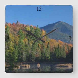 Relógio Quadrado Montanha de Whiteface sobre pouca lagoa de