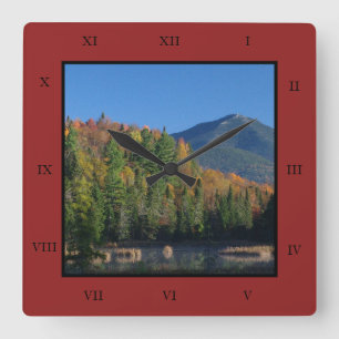 Relógio Quadrado Montanha de Whiteface sobre pouca lagoa de