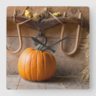 Relógio Quadrado Museu dos Agricultores. Pumpkin em celeiro com far