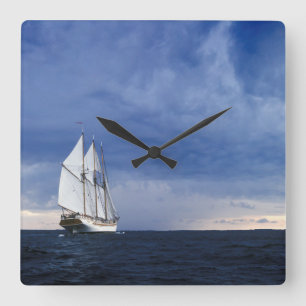 Relógio Quadrado Navio de navigação no mar Báltico
