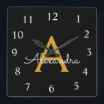 Relógio Quadrado Nome da Rapariga do Monograma de Script Dourado Pr<br><div class="desc">Relógio de Nome do Monograma de Script Dourado e Preto. Isto faz o doce e perfeito aniversário de 16 anos,  casamento,  chá de panela,  aniversário,  chá de fraldas ou festa de solteira presente para alguém que ama luxo de luxo e estilos quíticos.</div>