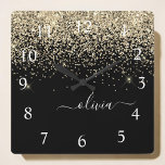 Relógio Quadrado Nome da Rapariga do Monograma do Script Glitter Pr<br><div class="desc">Relógio de Nome do Monograma do Script Glitter Glitter Dourado e Preto. Isto faz o doce e perfeito aniversário de 16 anos,  casamento,  chá de panela,  aniversário,  chá de fraldas ou festa de solteira presente para alguém que ama luxo de luxo e estilos quíticos.</div>