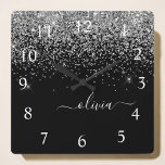 Relógio Quadrado Nome da Rapariga do Script de Largura Preta do Sil<br><div class="desc">Relógio de Nome do Monograma do Script Glitter Glitter Silver e Black Sparkle. Isto faz o doce e perfeito aniversário de 16 anos,  casamento,  chá de panela,  aniversário,  chá de fraldas ou festa de solteira presente para alguém que ama luxo de luxo e estilos quíticos.</div>