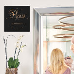 Relógio Quadrado Nome do estilista do cabelo, dourado, símbolo eleg<br><div class="desc">Trendy moderno glamouroso elegante penteado / cabeleireiro nome de cabeleireiro relojoeiro com tipografia quic em ouro preto e falso com tesoura e um pouco de coração.             Adequado para salão de cabelo,  salão de beleza,  cabeleireiro,  cabeleireiro profissional.                           Perfeito para uma aparência profissional sofisticada de na moda elegante.</div>