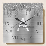 Relógio Quadrado Nome do Monograma de Metal Empurrado pela Garra de<br><div class="desc">A Brilhante Metálica de Folha de Silver Faux escovou o nome do monograma de metal e o relógio de parede de luxo inicial. Isso faz o doce presente de 16 anos, casamento, chá de panela, aniversário, chá de fraldas ou festa de solteira perfeito para alguém que ama luxo de óculos...</div>
