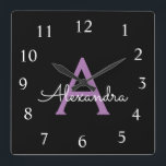 Relógio Quadrado Nome do Monograma Girly de Script Preto Roxo<br><div class="desc">Relógio de Nome do Monograma de Script Roxo e Preto. Isto faz o doce e perfeito aniversário de 16 anos,  casamento,  chá de panela,  aniversário,  chá de fraldas ou festa de solteira presente para alguém que ama luxo de luxo e estilos quíticos.</div>