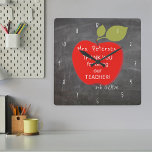 Relógio Quadrado Nome do professor | obrigado de maçã vermelha<br><div class="desc">Uma grande maçã vermelha e seu dentro de texto personalizado em um fundo de quadro escolar. Personalize este relógio de parede com o nome e a nota do seu professor! Pode ser um obrigado bem pensado e fofo que você dá para seu professor no dia da apreciação, no dia da...</div>