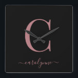 Relógio Quadrado Nome do Script do Monograma Dourado Rosa Minimalis<br><div class="desc">Rosa Elegante Chic Rosa Dourada,  Script Monograma num Relógio Chic Black Wall. Fácil de personalizar com seu próprio nome e detalhes. Perfeito para o seu estilo de vida luxuoso! Entre em contato conosco em cedarandstring@gmail.com se precisar de assistência com o design ou produtos correspondentes.</div>