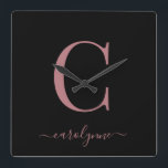 Relógio Quadrado Nome do Script do Monograma Dourado Rosa Minimalis<br><div class="desc">Rosa Elegante Chic Rosa Dourada,  Script Monograma num Relógio Chic Black Wall. Fácil de personalizar com seu próprio nome e detalhes. Perfeito para o seu estilo de vida luxuoso! Entre em contato conosco em cedarandstring@gmail.com se precisar de assistência com o design ou produtos correspondentes.</div>