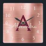Relógio Quadrado Nome metálico Dourado do monograma de Borgonha do<br><div class="desc">Coram cor-de-rosa - o nome de aço inoxidável cor-de-rosa do monograma da folha do falso do ouro e da Borgonha e o pulso de disparo de parede inicial do serviço. O pulso de disparo de parede faz o presente perfeito para alguém que ama a decoração metálica cor-de-rosa.</div>