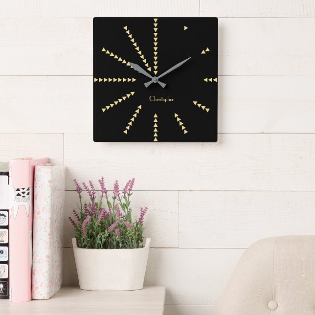 Relógio Quadrado Nome Personalizado Dourado Preto do Decor Clássico (Modern Classy Decor Black Faux Gold Custom Name Square Wall Clock)