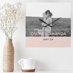 Relógio Quadrado Nome Pré-nalizado de Foto Rosa e Cinza do Casal Mo<br><div class="desc">Nome Pré-nalizado de Foto Rosa e Cinza do Casal Moderno</div>