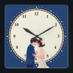 Relógio Quadrado Números de Casal Vintage Glam Azul Escuro<br><div class="desc">Vintage romance com a ilustração de um casal glamouroso 1920,  com um pano de fundo creme e um azul escuro ao redor da borda,  com números e minutos. Também disponível como redondo.</div>