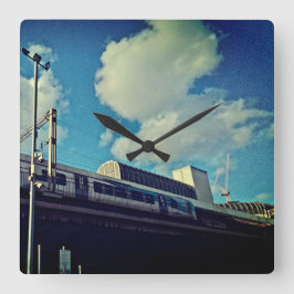 Relógio Quadrado Olhando para o trem