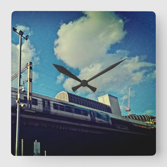 Relógio Quadrado Olhando para o trem (Frente)