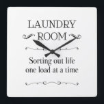Relógio Quadrado Ordenar A Vida Útil Uma Carga De Cada Vez Engraçad<br><div class="desc">Este engraçado relógio da lavanderia apresenta a frase "LAUNDRY ROOM Sorting out life one load at a time" em uma combinação de fontes pretas,  e é acentuado com elementos de estilo vintage. Volte a divertir-se numa tarefa chata!</div>