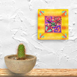 Relógio Quadrado Ouro Huichol Mexicano e Padrões de Arte Roxo<br><div class="desc">Casa de designer mexicana vivendo com padrões de arte indígenas. Esta design para a casa moderna mexicana, apresenta uma tradicional peça de arte roxa, verde e vermelha de fio Huichol. O fundo do ouro lavado dá a esta peça eclética de decoração de casa um olhar de boho. Celebre a arte...</div>