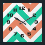 Relógio Quadrado Padrão de Stripes Chevron Moderno de Verão<br><div class="desc">Preparado para temperaturas mais quentes e de verão,  este moderno design de tendências apresenta faixas de diafragmas em tons de coral e aqua de verão. Travesseiros decorativos e lâmpadas correspondentes estão disponíveis neste design para uma aparência coordenada.</div>