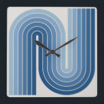 Relógio Quadrado Padrão Geométrico de Stripes com Estilo Retroativo<br><div class="desc">Padrão Geométrico de Stripes Archadas com Estilo Retroativo dos anos 70 em Azul.</div>