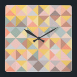 Relógio Quadrado Padrão geométrico em tons de outono e de outono na<br><div class="desc">Um simples e moderno padrão geométrico de triângulos em tons suaves e suaves de Terra do outono. Basta clicar em personalizar para adicionar algum texto — entre em contato comigo com quaisquer perguntas ou solicitações.</div>