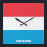 Relógio Quadrado Patriótico Nacional da Bandeira do Luxemburgo<br><div class="desc">Bloqueio de Parede Patriótica da Praça da Bandeira do Luxemburgo com a bandeira do país nas cores nacionais impressas em todo o relógio. O nome do país é sutilmente integrado no design na parte inferior. O texto é totalmente personalizável usando o recurso "Personalizar!". Este design charmoso é o presente espantoso...</div>