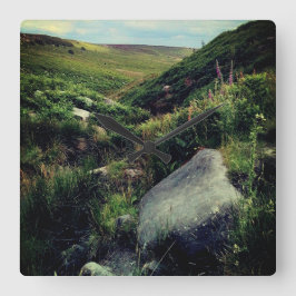 Relógio Quadrado Pedras, na encosta