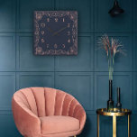 Relógio Quadrado Perfeição geométrica em Art Déco<br><div class="desc">Perfeição geométrica,  elegância dourada e charme vintage puro. Perfeito para o amante de design com gosto clássico.</div>