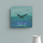 Relógio Quadrado Personalizado de Silhueta de Sereia de Cor de Água<br><div class="desc">Uma serena cor-de-água salgada com uma silhueta de sereia neste relógio. Adicione a sua citação inspirada na sereia a este relógio de água ou mantenha o mostrado</div>