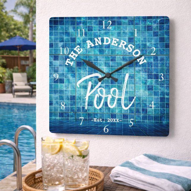 Relógio Quadrado Piscina Azul legal Nadação Azulejo Nome da Família (Criador carregado)