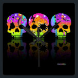 Relógio Quadrado Pop Art SKULLS WALL CLOCK<br><div class="desc">Capacidades Humanas Coloridas de Arte Pop. Assustador e otimista ao mesmo tempo - um Gótico tipo encontra os anos 60. O Halloween nunca será o mesmo e é um design perfeito para o Dia dos Mortos!</div>