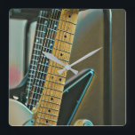Relógio Quadrado presente de guitarra para dia de os pais<br><div class="desc">Este trabalho de arte de guitarra retrô vintage é um presente incrível para um guitarrista, um guitarrista ou um amante de violão. Pode ser dado como presente de aniversário guitarrista, presente de guitarra para pai, e melhor presente guitarrista de sempre. Mostra um clássico trabalho de arte de guitarra acústica.</div>