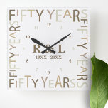 Relógio Quadrado Presente do 50º aniversário Dourado de casamento<br><div class="desc">Na moda e um relógio elegante de manutenção,  projetado para um marco de cinquenta anos de casamento. Personalize e personalize facilmente por iniciais e ano(s) para amigos especiais,  casais,  pais ou seu marido/esposa. Certifique-se de verificar o resto da minha coleção para mais ideias dotadas.</div>