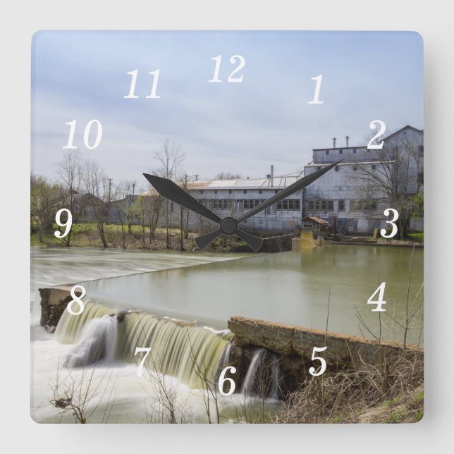 Relógio Quadrado Primavera Dia De Ozark Mill Wall Clock (Frente)